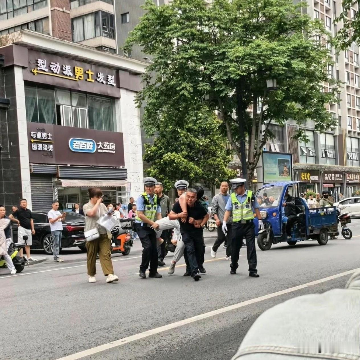离开考还有10分钟，孩子怯考，走不了路，父背母推，警察帮忙，送进考场，可怜天下父