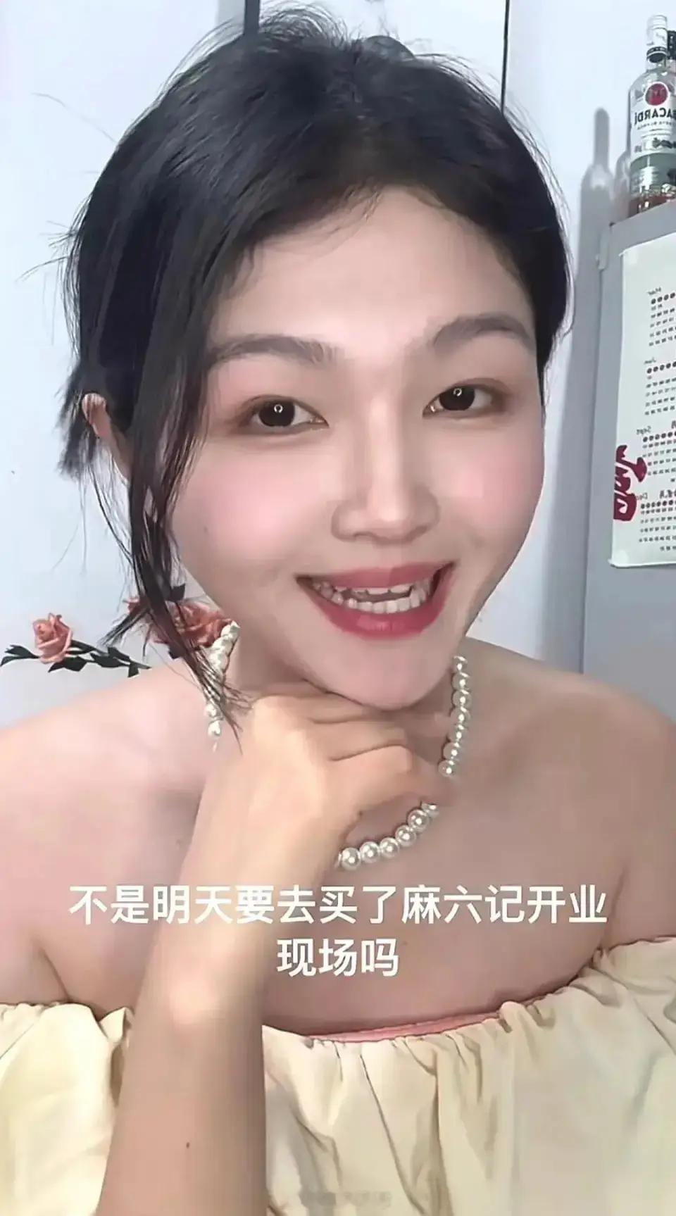#中S被张兰的工作人员赶出麻六记# 汪小菲新店开业，大S的模仿者“中S”也在视频