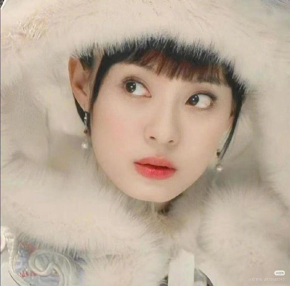 你是孙俪那她是谁 孙俪这次造型真的让人愣了几秒，完全换了个人似的。从妆容到气质都