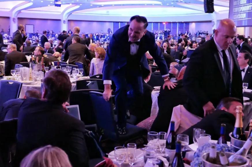 特朗普叒遇刺杀事件 这次还会是“神助攻”吗？
 
 在过去的美国政治史中,刺杀总