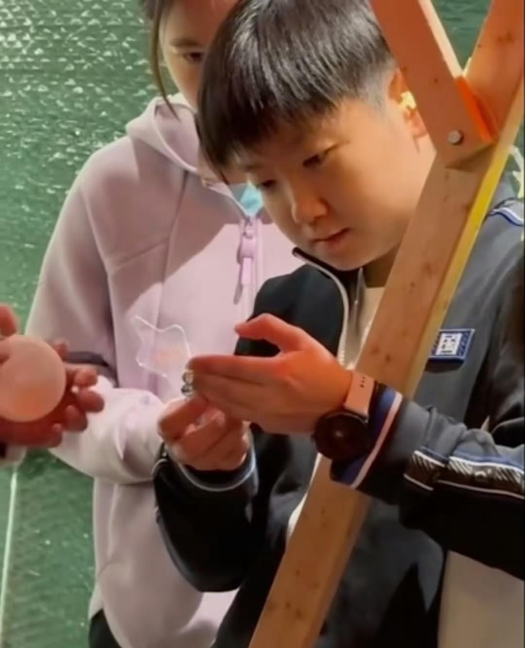 莎莎好奇宝宝上线！
真是莎莎对训练以外的事，充满了好奇。手里拿着名牌睁着圆圆的大