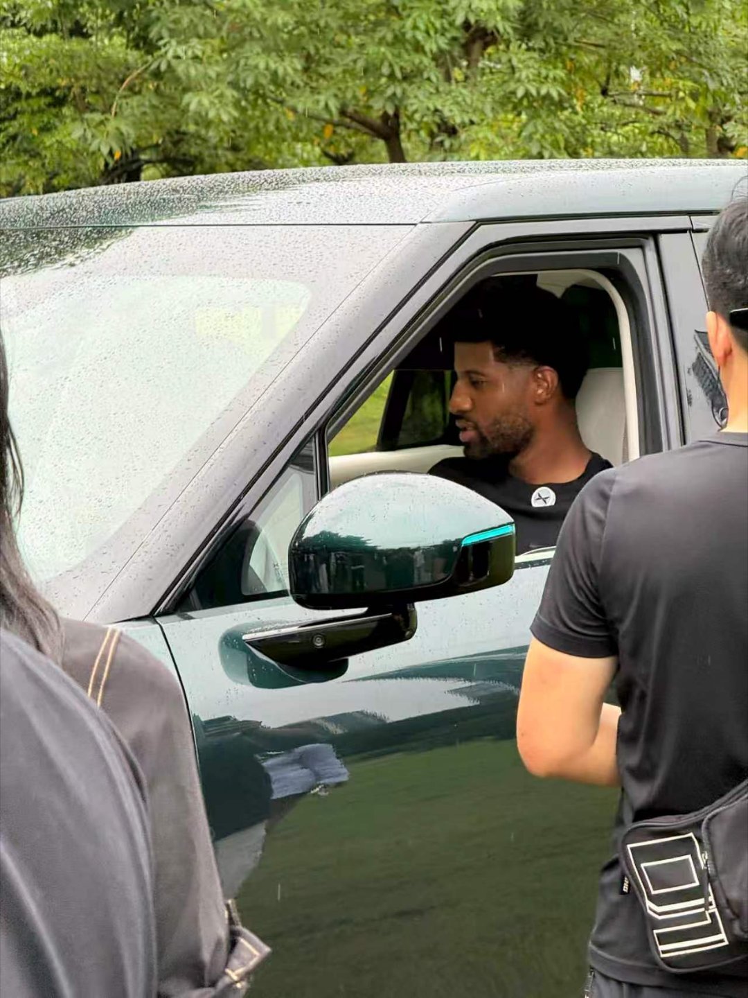 保罗乔治中国行前方路透，小鹏新车G9L已经接上了NBA巨星~小鹏G9L这个绿色在