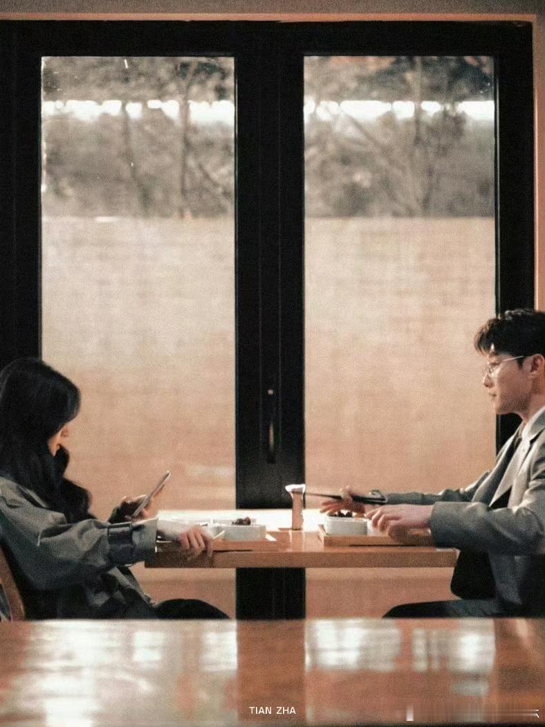 大伯哥的身份正宫的做派 好家伙！这气场两米八！不知道的以为是正宫娘娘来巡查呢～狐