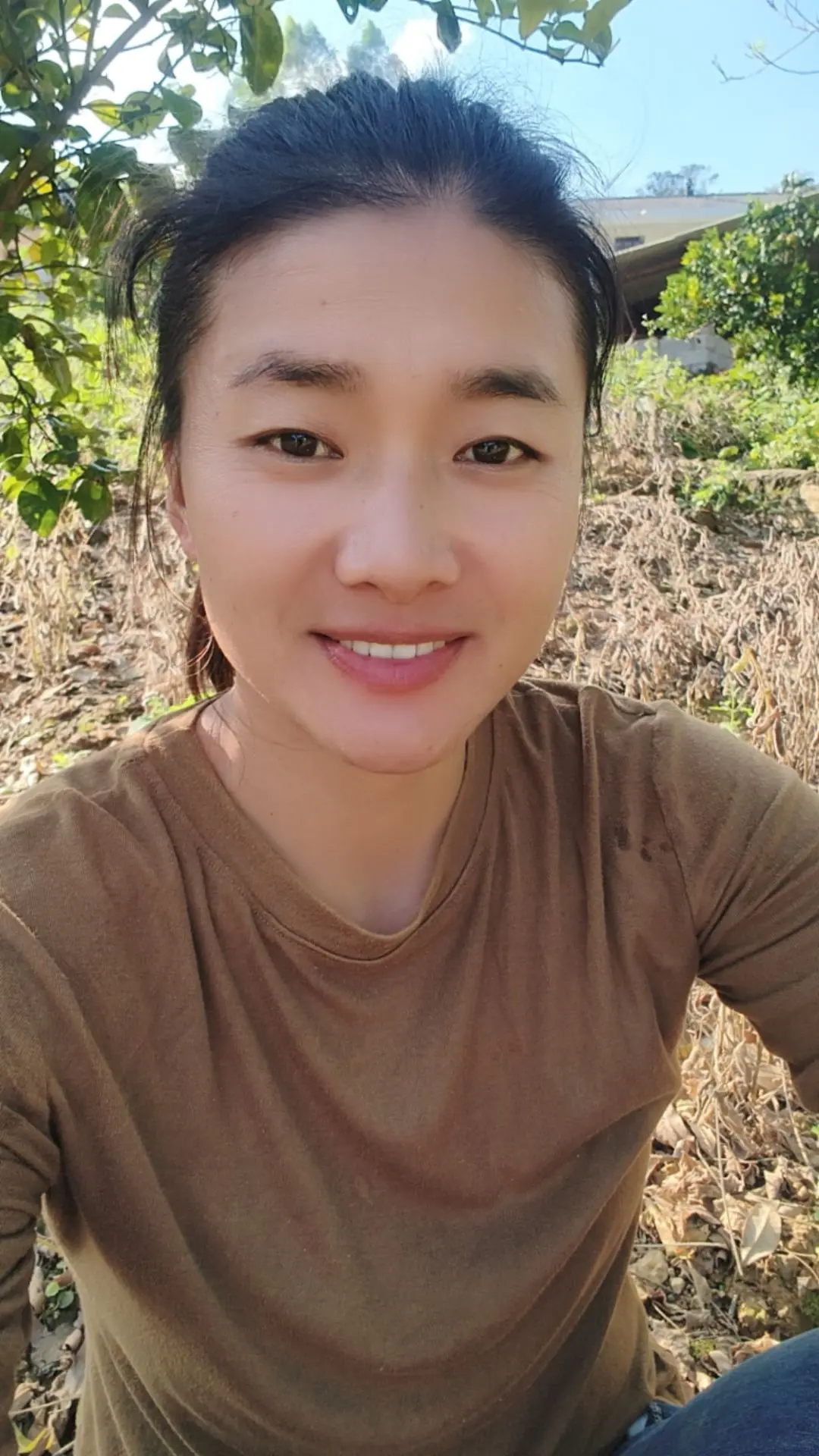 素颜，是最舒服的状态，没化妆，但很顺眼。