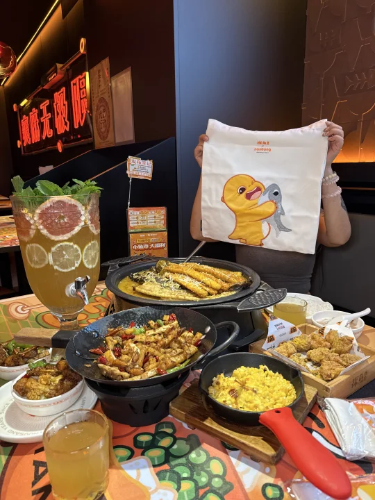 闺蜜聚会必打卡就来探鱼的奶龙主题店👭🐉