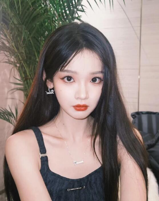 红楼扮演者看评论区好多人都说她不好看，

其实小飞奔的时候我也感觉她有时候好看但