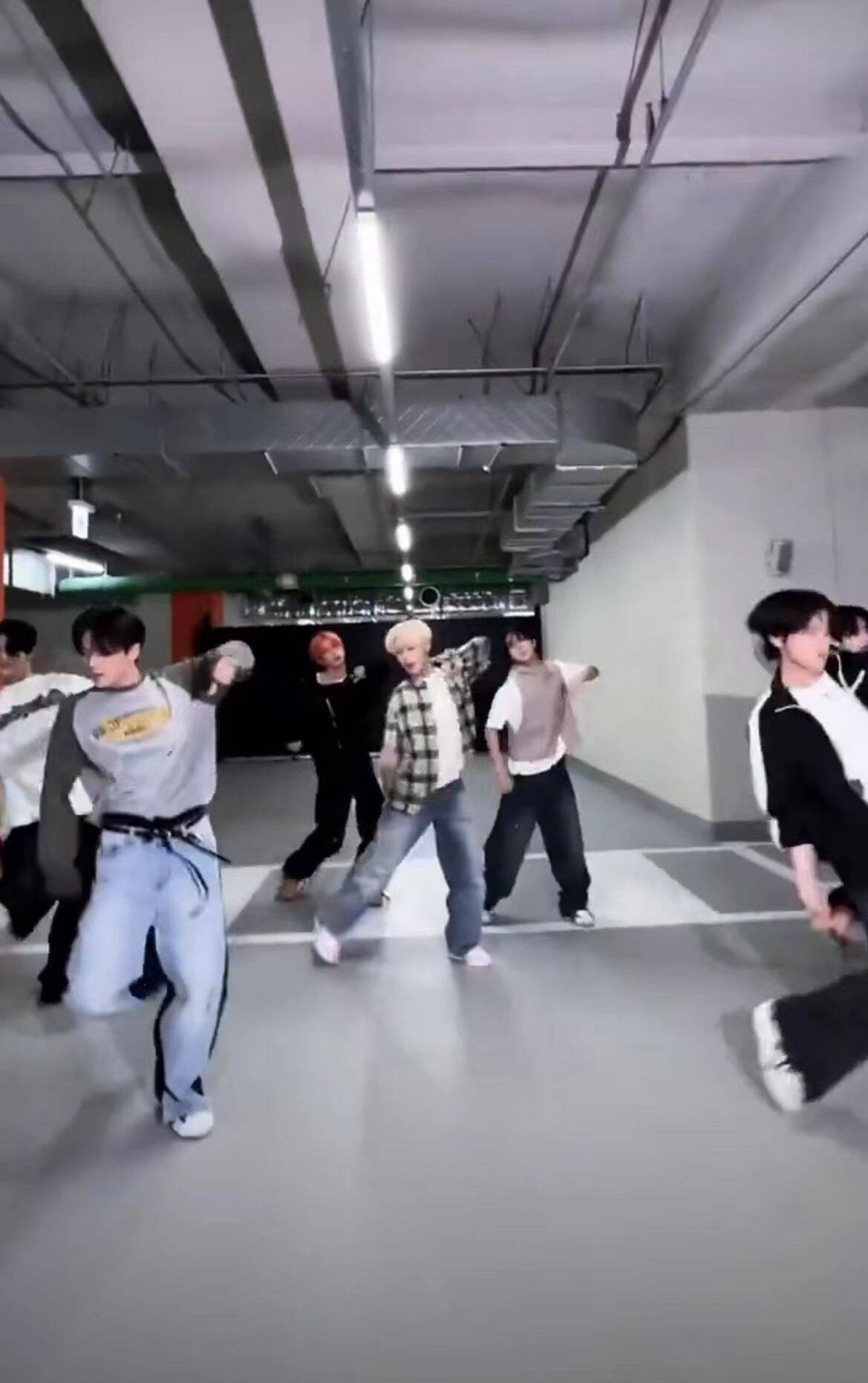 #enhypen停车场跳舞# ENHYPEN停车场跳舞，哥几个是在致敬恩静地下车