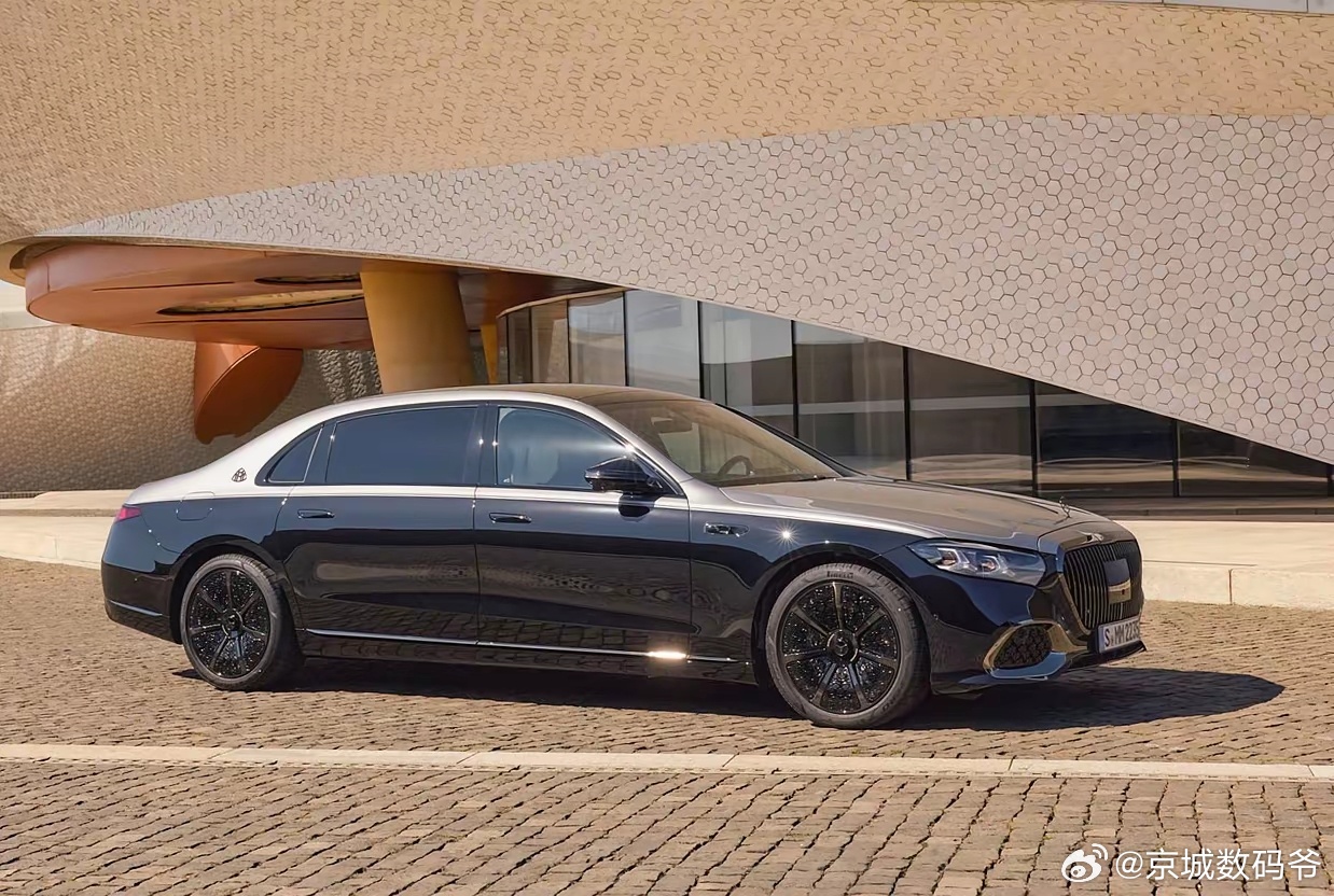 迈巴赫S级去年在中国卖了11310台，尊界S800是11930台，咬得很紧，如果