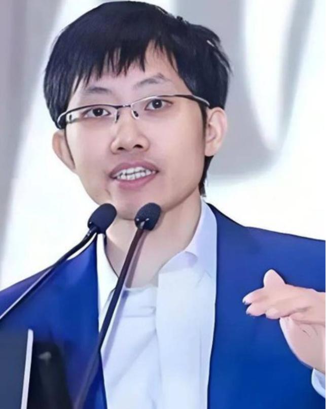 中美差距到底有多大？梁文锋毫不避讳、一针见血地回答：“表面上中国AI与美国可能仅