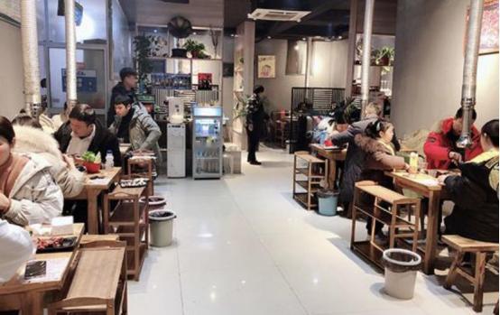 泪目！广东清远，一名36岁男子到街边快餐店吃饭喝酒，点了2道菜和1瓶白酒，不料，