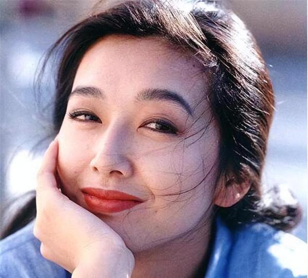 女神江珊，再婚啦！嫁给了实力派演员田小洁！想不到吧？两人因戏结缘，因共同探讨剧情