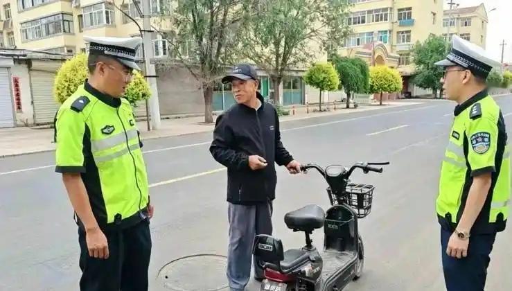民辅警为何要严查骑电动车不戴头盔呢？

其实，‌骑电动车戴头盔主要是为了保命‌，