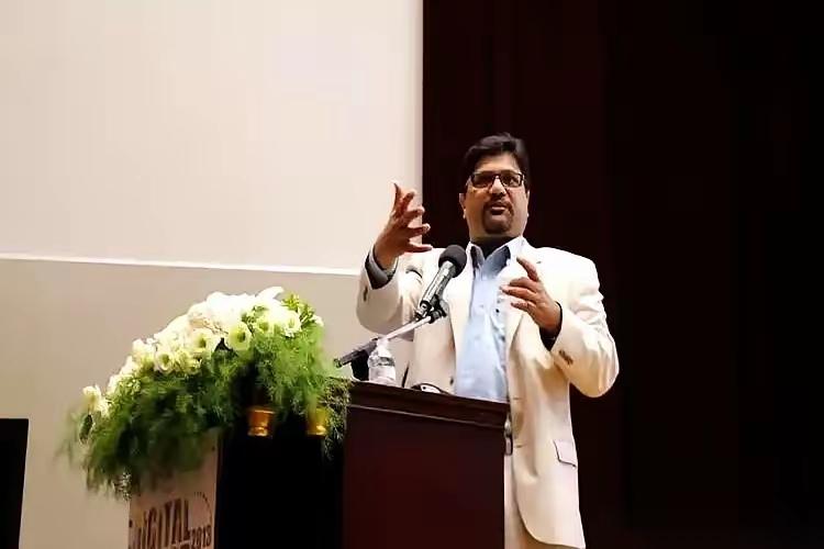 上海某大学毕业典礼上，一名印度留学生语出惊人，称宁愿留在中国送外卖，也不愿回国做
