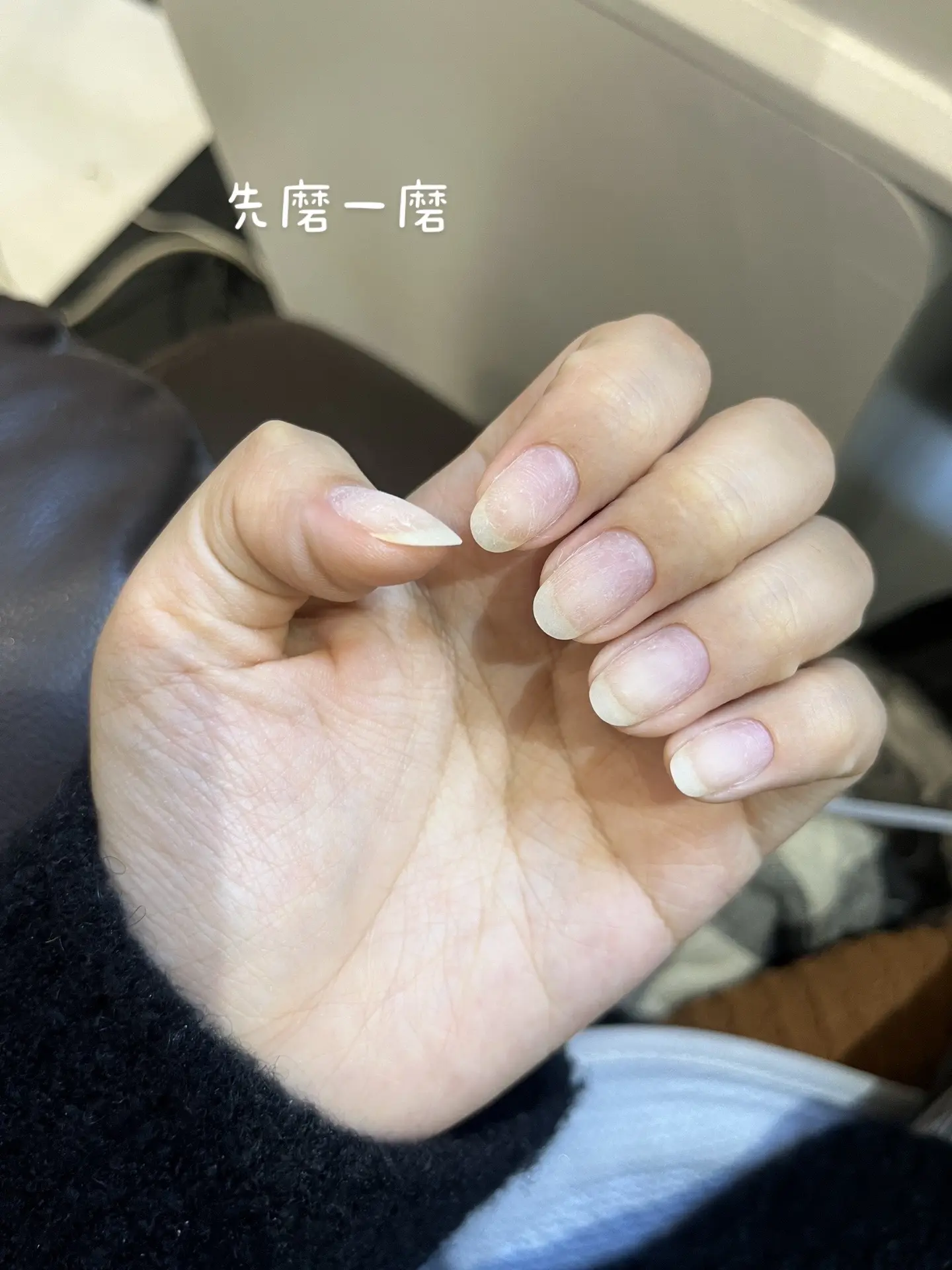 一个月一次的换美甲💅。下雨天花瓣落在了手指尖！黑灰特别像打湿的水泥地...