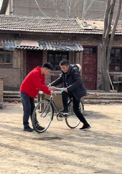 著名的相声演员苗阜竟然不会骑自行车？

看到苗阜发自己学自行车的视频，感觉还是很