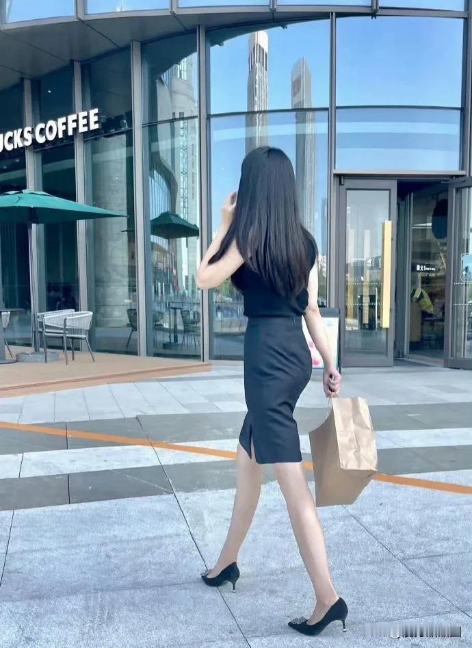 男生们你们说实话，每次走路前面背影有个特别漂亮的女生你们会不会特意走快一些，然后