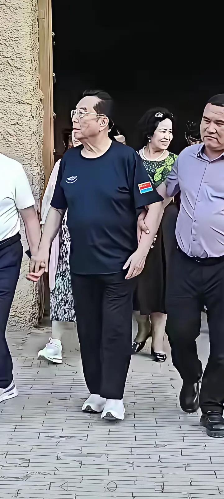 快90岁的李双江现在还到处演出，唱歌得俩人架着，走路也得俩人扶着，他这状态明明已