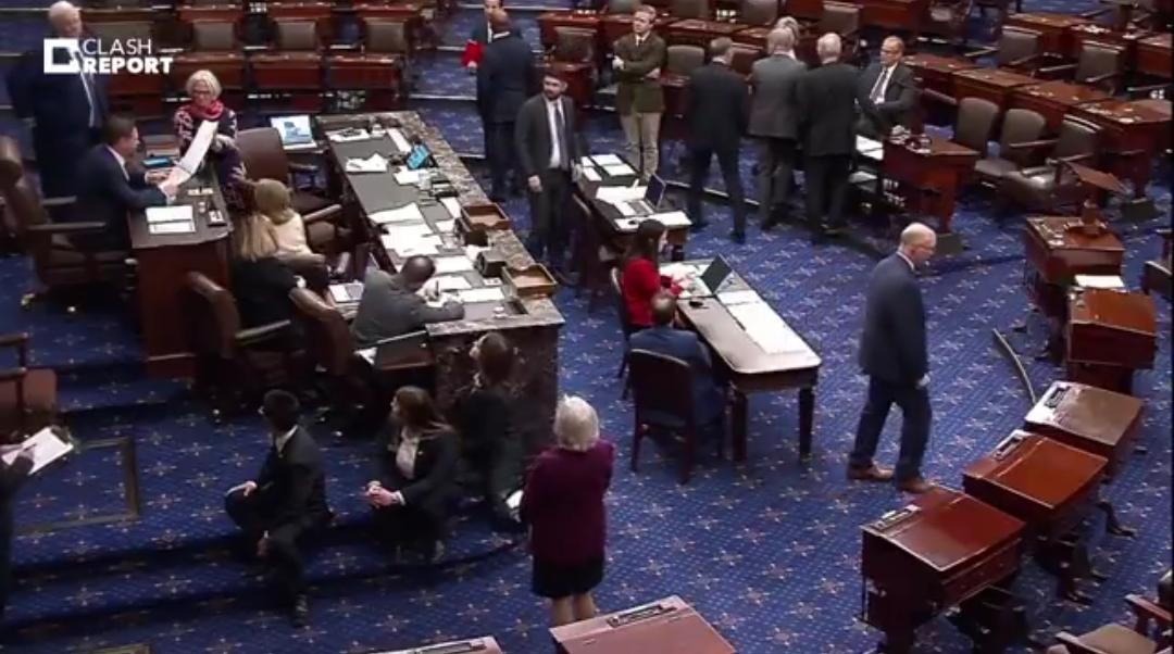 突发新闻——美国参议院以微弱优势（51票赞成、50票反对）否决一项法案，该法案要