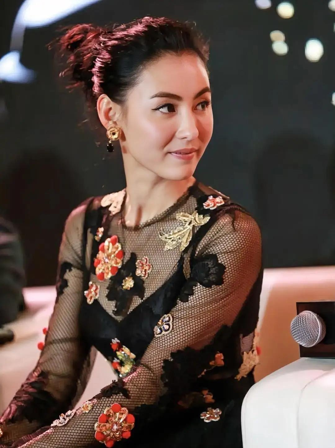 据报道，45岁的香港女星张柏芝近日现身法庭，出席一起涉及前经纪人的索赔案件。此次