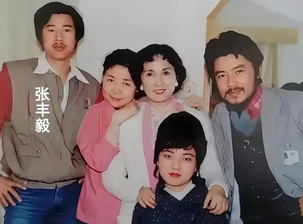 五星同框：我只认出了须发茂盛，目若朗星的颜世魁，留着八字胡的张丰毅；柳眉杏眼，樱
