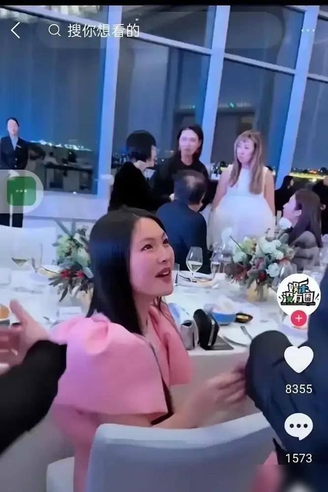 李湘带女儿去何超琼的私人晚宴，进场前手机被收走，她偷偷藏了第二部，席间对着主桌一