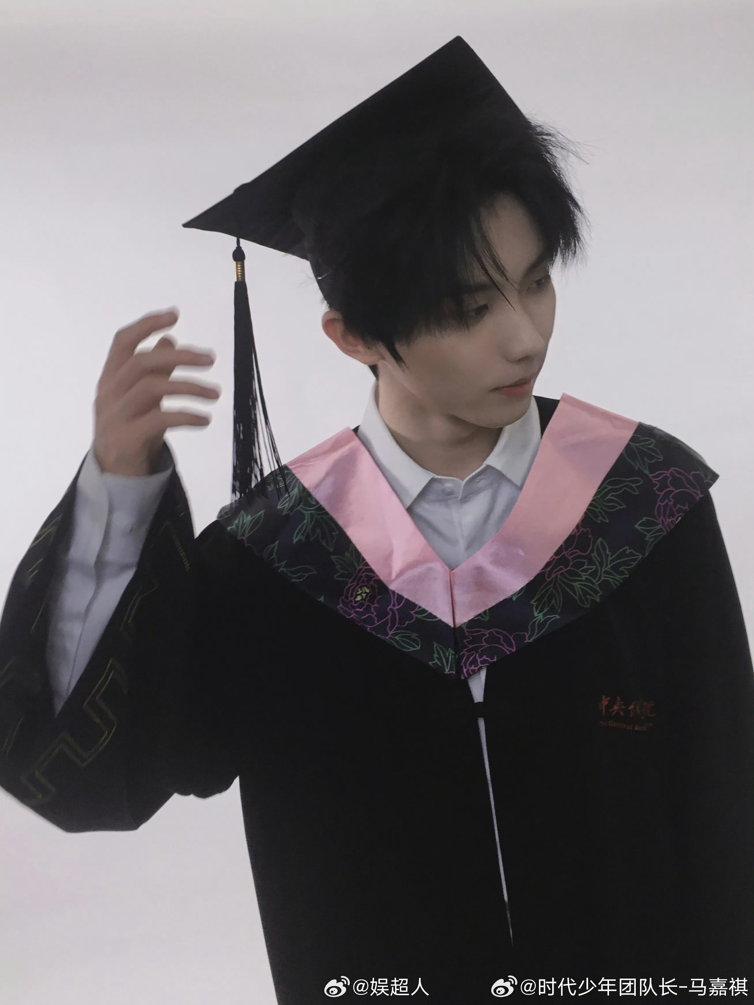 马嘉祺学士服毕业照plog马嘉祺毕业照拍立得舍不得限定的中戏小马🥹毕业快乐🎓