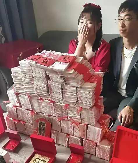 现在她笑得合不拢嘴，将来她很有可能会哭得合不上嘴。
因为这笔钱是借的。