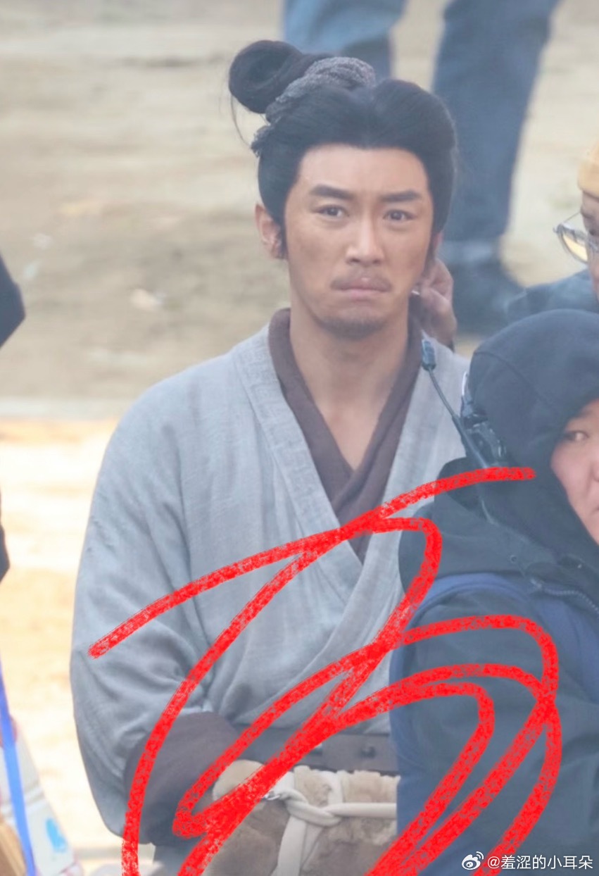 每天两眼一睁，就是刷代旭在轧戏里的新镜头。最近上头到想去秦谜片场看看真人了，搜了