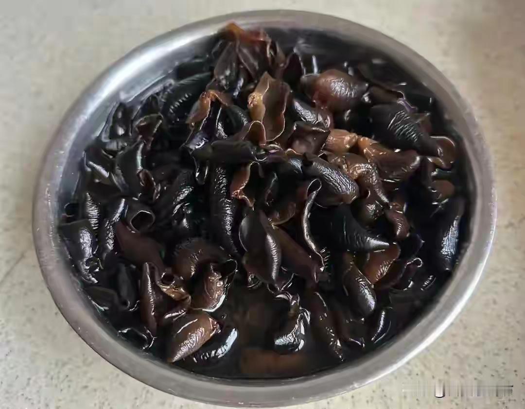煮熟也有毒！这4种家常菜一口别吃，赶紧扔掉

饭菜煮透就能高枕无忧？大错特错！厨