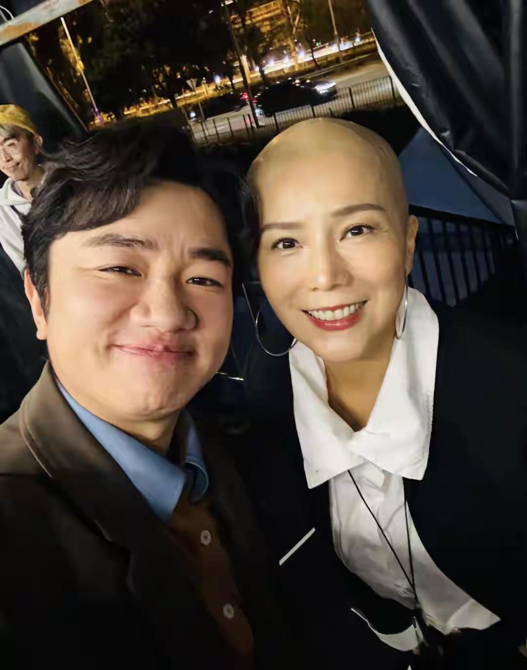 和王祖蓝合影的吴文忻笑盈盈，和女儿在烛光中合影的吴文忻笑容灿烂。她抗癌的心态很好