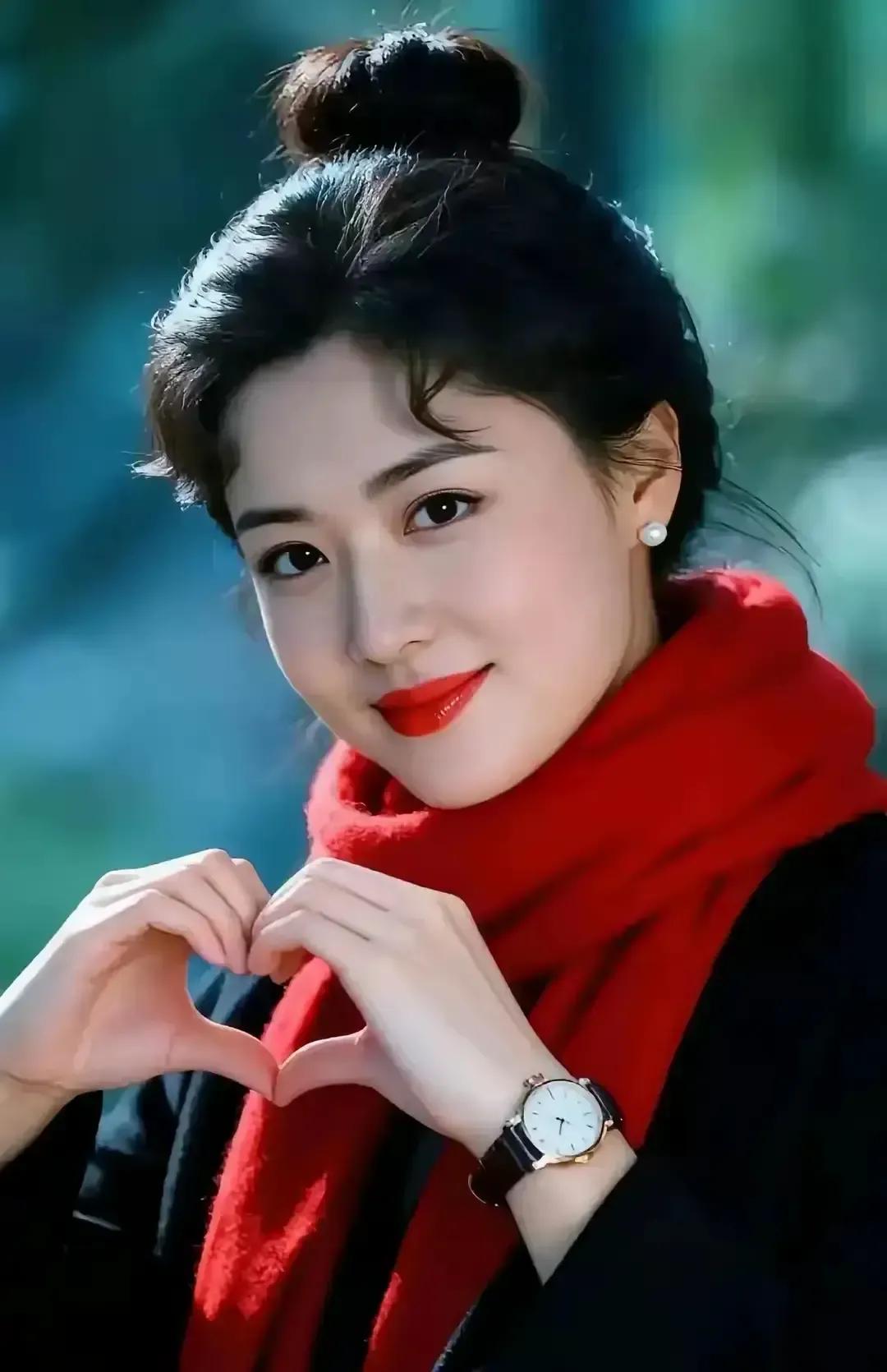 那篇说女人越活越有味道是因为一直被需要的文章刷屏后我盯着屏幕愣了半天。
我把文章