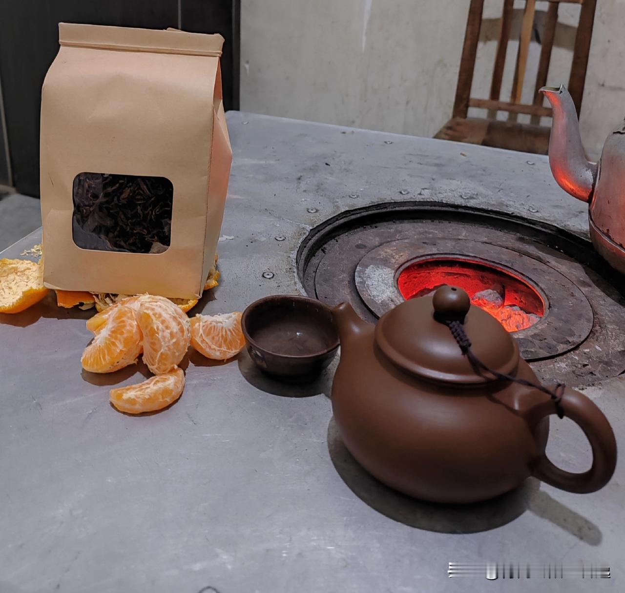 一个人怎么打发时间一壶茶，一本书；读书，喝茶。日子清淡，却藏着清欢。