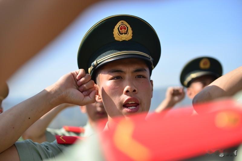 先辈的奋斗精神就像一座永不熄灭的灯塔，照亮我们前行的路。像毛泽东等老一辈革命家，