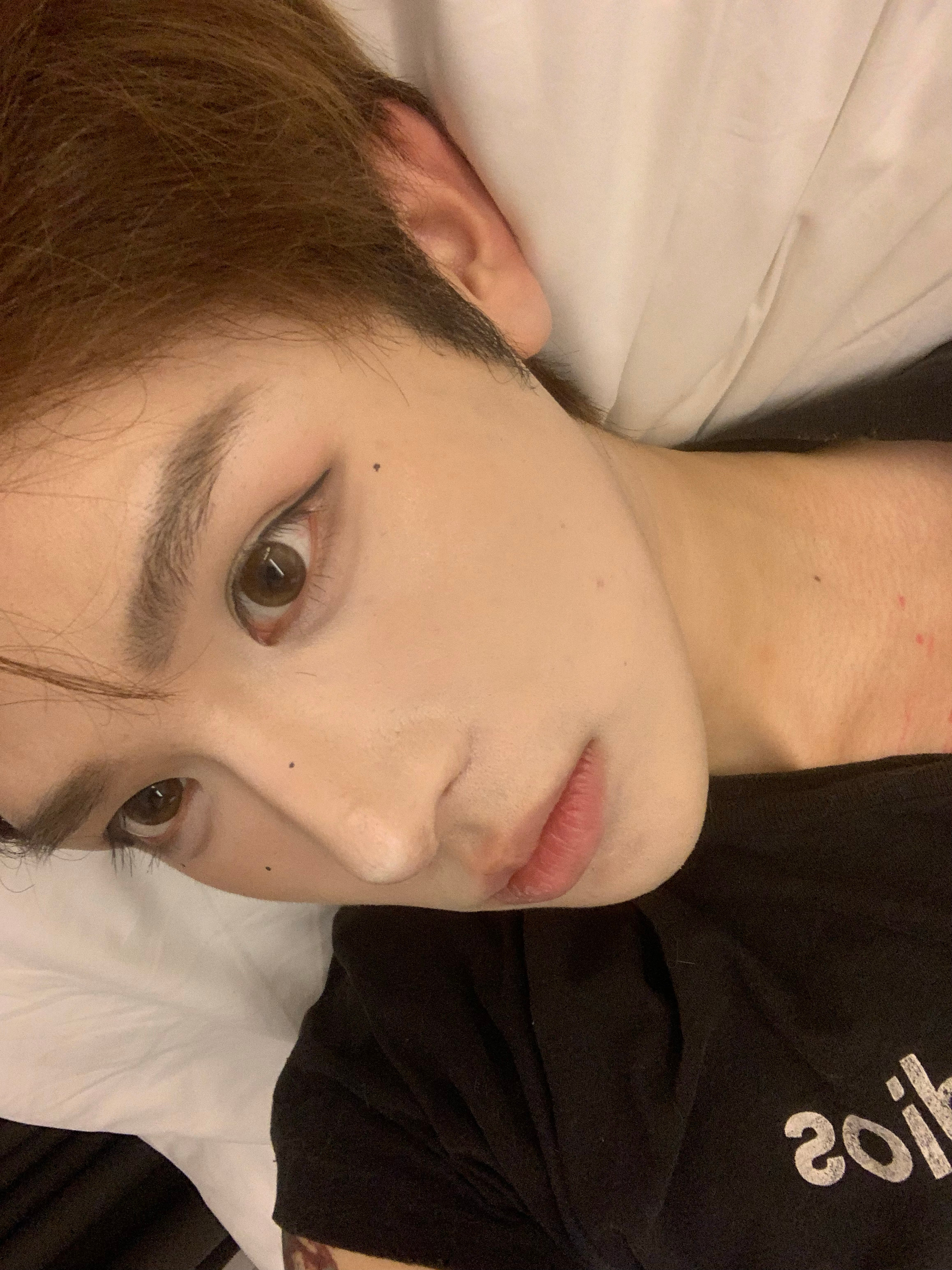 他们要所有人出去吃特别好吃的烧烤了，我就不吃，我要减肥 我明天要在台上很轻薄，今