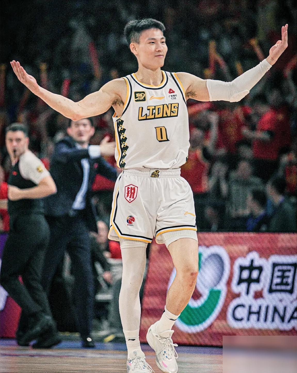 山西男篮一号位引援曝光，林秉圣亲临山西球迷直播间。
传了一个月的控卫答案，突然绕