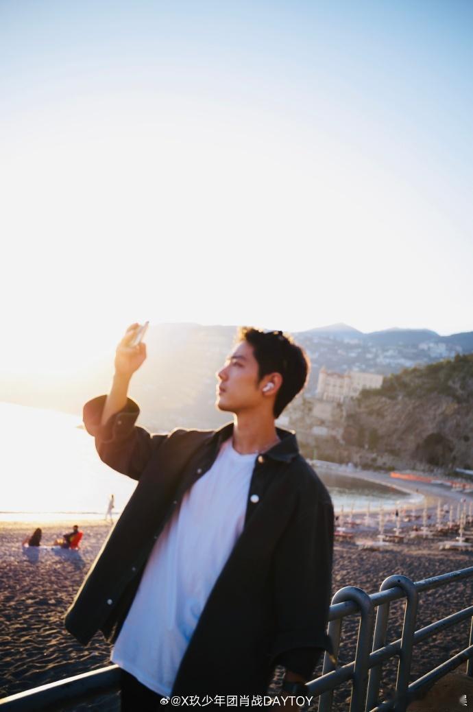 肖战留胡须了  肖战记录明信片  看到肖战的各地记录明信片，留胡须的他真的是惊艳