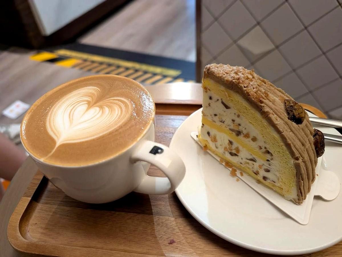 上海的消费水平不低，在淮海中路皮爷（PeetsCoffee)，喝一杯普通中杯拿铁