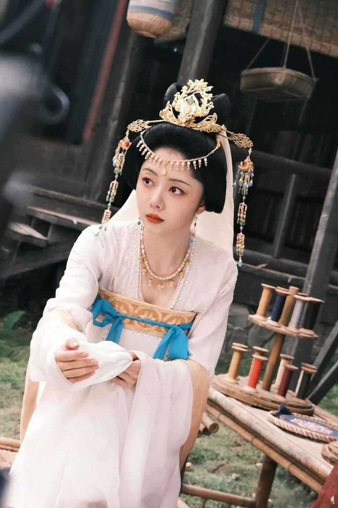 谭松韵神女造型，这个神女可可爱爱，特别是吃东西的时候[doge] 