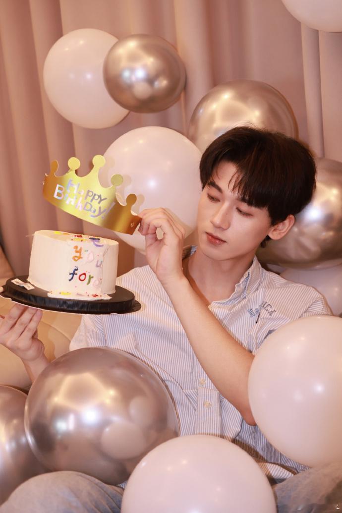 马韬和罗伯特互动上了马韬生日写真好甜生辰福利一次性拉满，马韬和罗伯特趣味互动引发