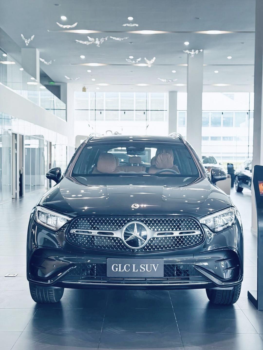 蔚来电车和奔驰电车你会选哪一个?可纠结了，到底是买油车还是电车呢?对比了奔驰GL