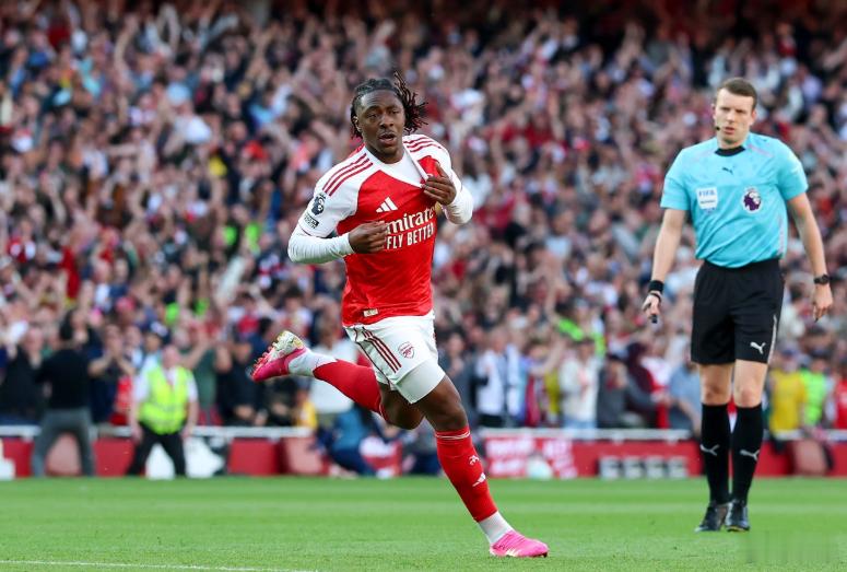 近日，英格兰传奇球星莱因克尔在《足球余谈》播客节目中表示，埃泽是阿森纳冲击英超冠