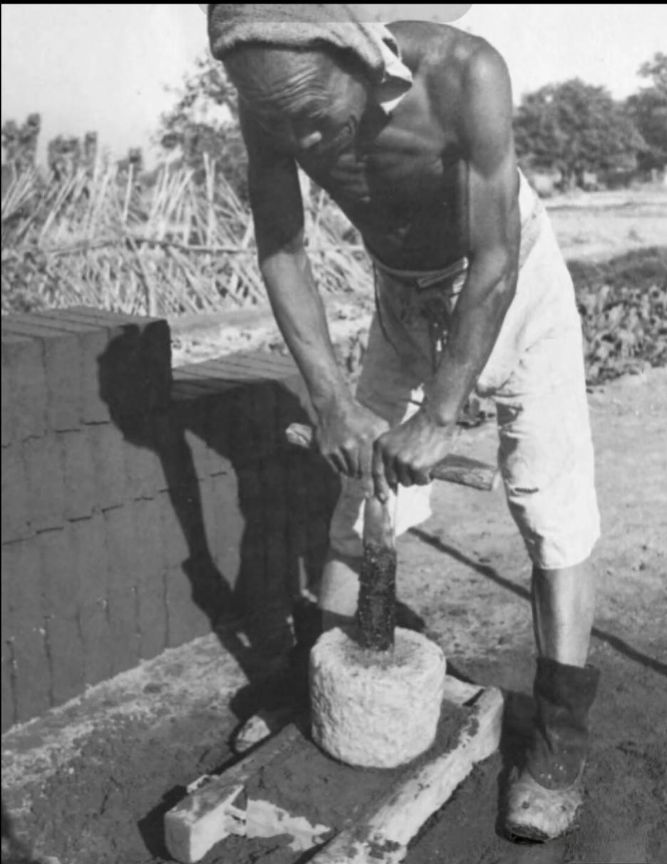 一张照片记录农村的老物件年轻人没见过这个东西，也不知道这个农民在干什么。