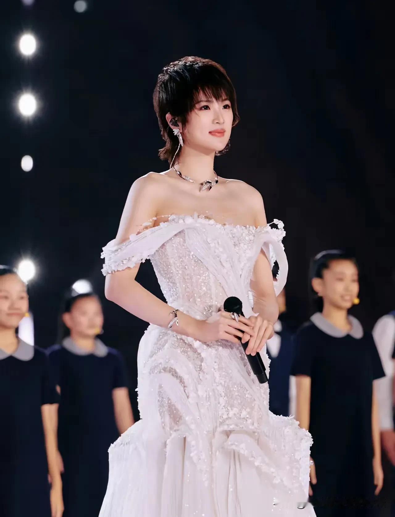 这两天，全网都在刷屏姚安娜在《鸿蒙星光盛典》身着素白长裙温情献唱治愈系歌曲《不要