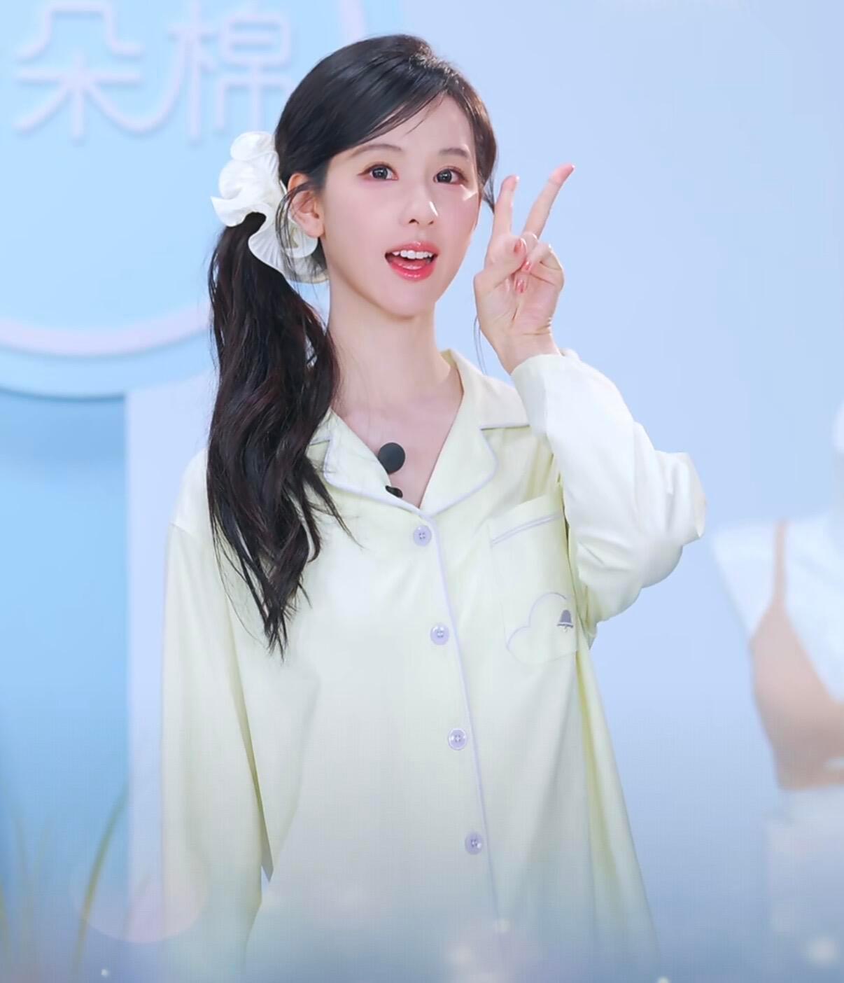 陈都灵今日品牌直播截图，萌成这样..和几年前的校园嘟有啥区别 