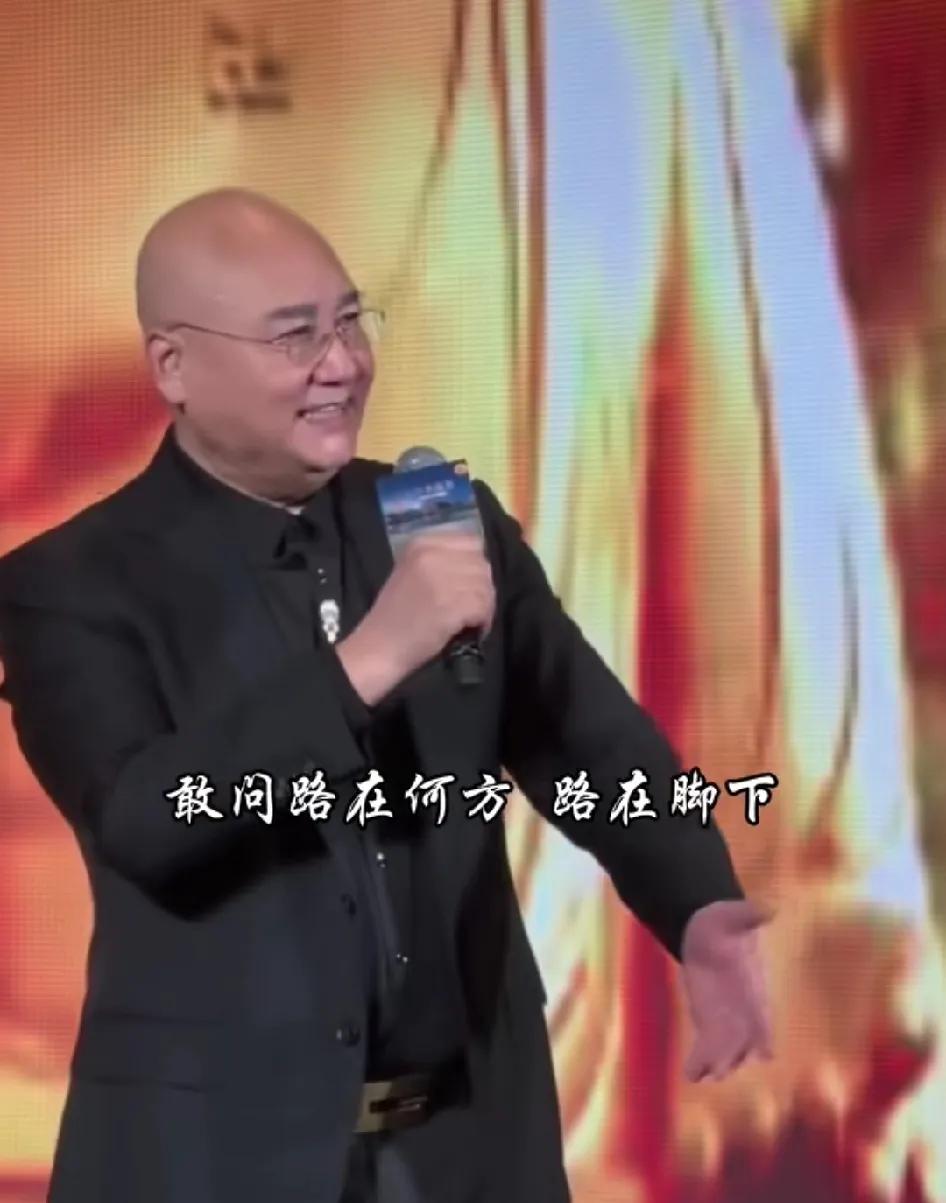 迟重瑞说了一件神奇的事情:开业当天风把路吹出了一个"双喜"字。在节目中，迟老师说