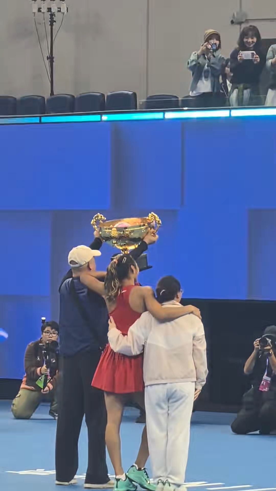 郑钦文调皮摘掉爸爸帽子露出光头北京时间10月11日，2026中网女单决赛，郑钦文