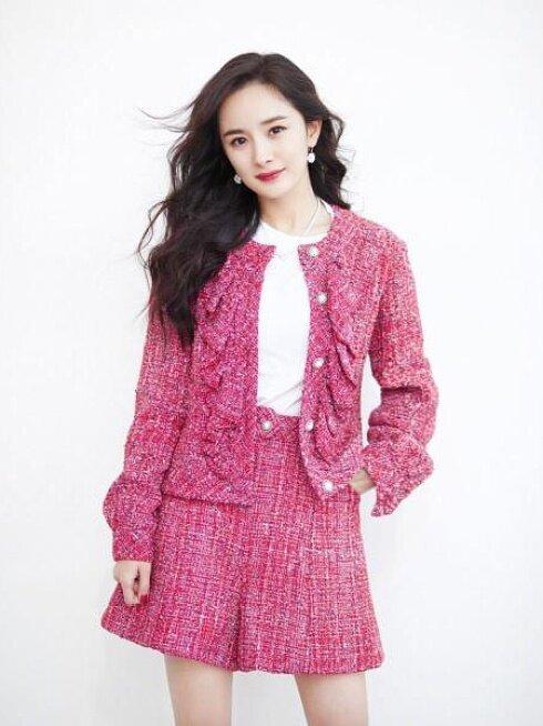 比杨幂更有少女感的人出现了！
不是娱乐圈的某个美少女，
也不是哪个流量女网红，
