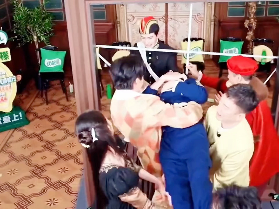 那肯定不一样啊！妹妹公主抱正常 ，弟弟公主抱不起来，重心不一样他都能给抱住就是很