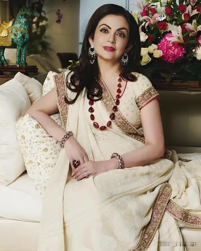 印度首富夫人有多壕？600仆人伺候，宝石比手掌还大
 
印度首富夫人太壕了！60