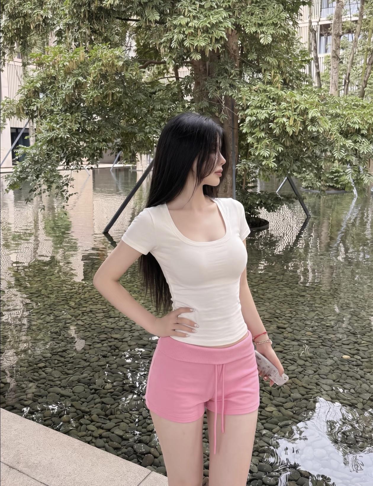 白衣轻舞，长发飘逸